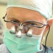 ד"ר אריק זרצקי מבצע ניתוח מיקרוכירורגי