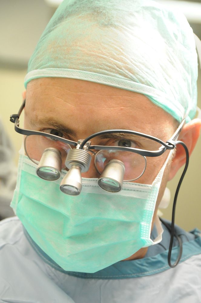 ד"ר אריק זרצקי מבצע ניתוח מיקרוכירורגי
