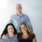 ד"ר אריק זרצקי עם שתי לקוחות הממליצות על ניתוח הרמת חזה | הוצאת שתלים והרמת חזה