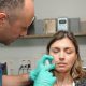 ד"ר זרצקי בעת טיפול בוטוקס בלקוחה