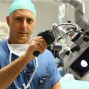 ד"ר אריק זרצקי מבצע ניתוח מיקרוסקופ