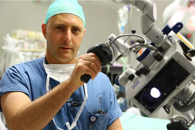ד"ר אריק זרצקי מבצע ניתוח מיקרוסקופ