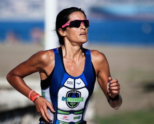 אישה עם משקפי שמש רצה אישה עם משקפי שמש רצה